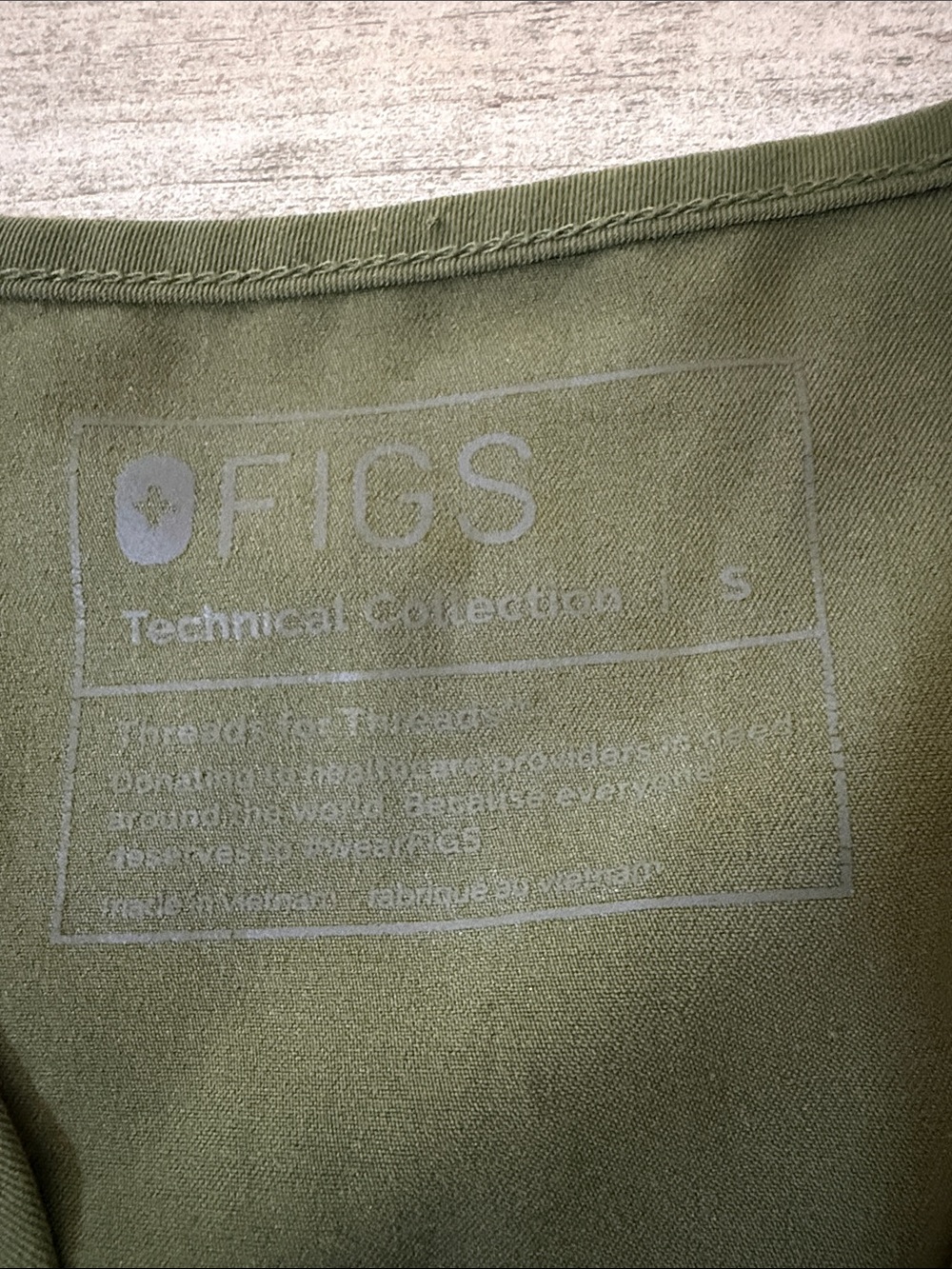 FIGS Olive Green V-Neck Short Sleeve Scrub Top - Picture 4 of 8
